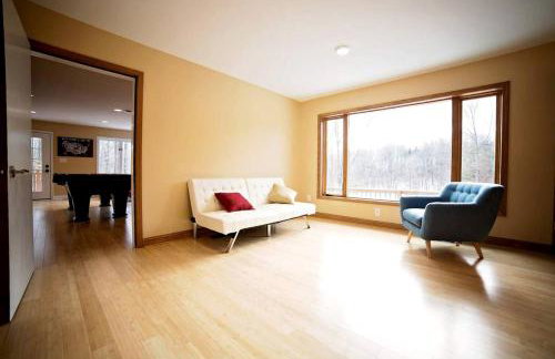 Stately Luxury Vacation Rental with a Private Hot Tub near Brown County State Park, Indiana - Foto 18