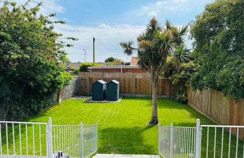 Bromholme Cottage Bacton - Sleeps 10, hot tub, close to beach - Photo 15