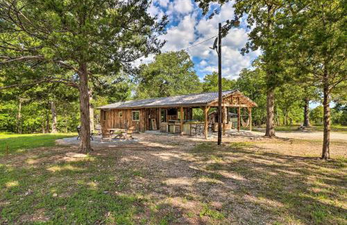 Cozy Cabin with Backyard Oasis 11 Mi to Marina - Foto 31