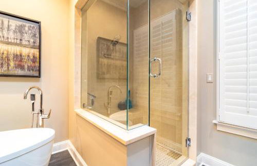 Luxurious Gold Coast 4BR 4-Story Villa with Parking Sleeps 12 Guests - Photo 23