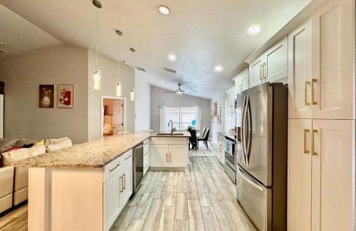 Modern 4BR 2BA with pool in gated community - Foto 8