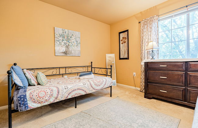 Quiet 2 Story Walkable to East Side Eateries - Foto 8