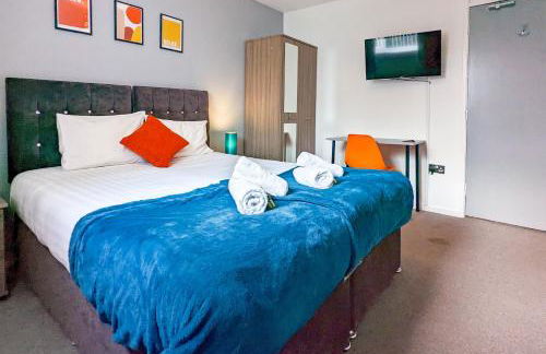 5-Bedroom Budget Contractor House with 10 Beds Free Parking and Free WiFi - Outfield Homes by Your Lettings Short Lets & Serviced Accommodation Peterborough - Photo 19