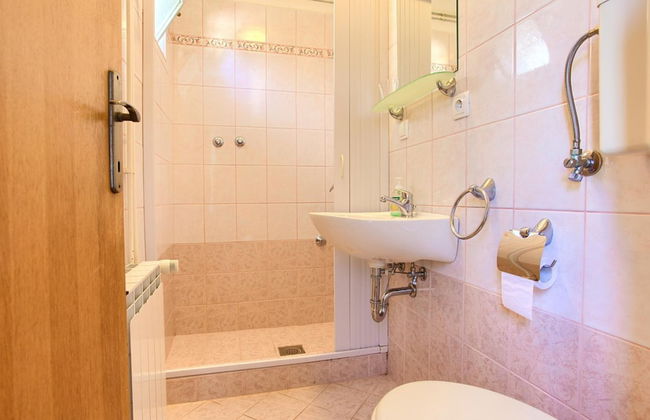 Elegant Krk Hideaway Apartment With Terrace - Photo 8