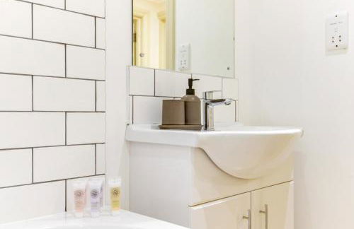 Redhill town centre apartment by Livingo - Foto 18