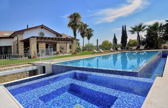 Incredible Large Villa In Paphos Sleeps 14 Children Pool, Jacuzzi, Huge Garden - Foto 1