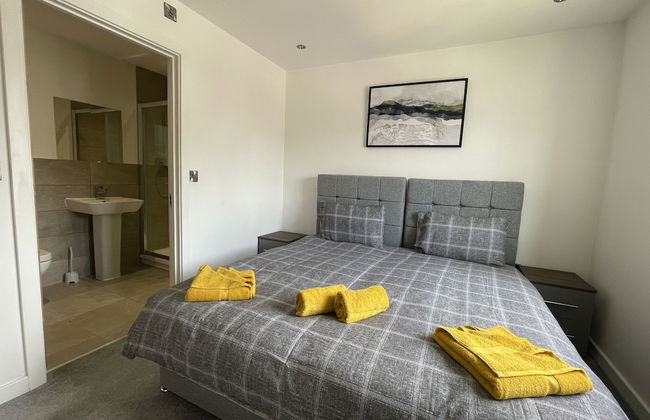 Modern & Comfortable 2BR Apartment - Photo 4