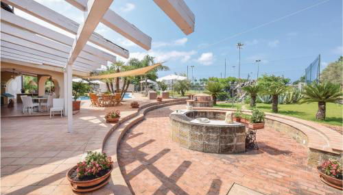 Amazing Home With Pool - Photo 3