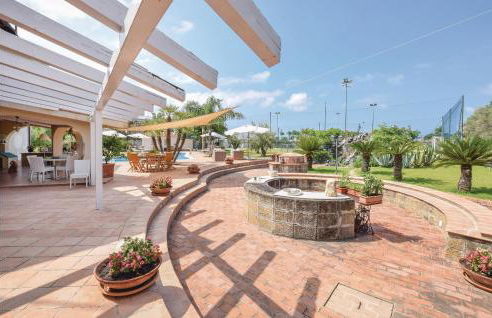 Amazing Home With Pool - Photo 3