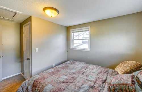 Hunt, Fish and Hike Home with Deck in Encampment - Foto 16