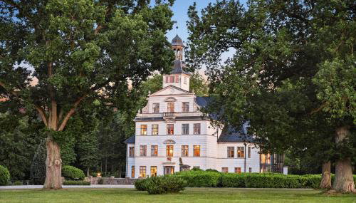 GUT KLETKAMP "Penthouse im Schloss" - Premium-Ferienwohnung mit 5 Schlafzimmern auf 400qm I Kamin I 2 Wohnzimmer I Garten & Terrasse I Wald- und Seeblick I Profi-Küche I 15 Min zur Ostsee I Parkplätze I WLAN - Foto 2, Garden