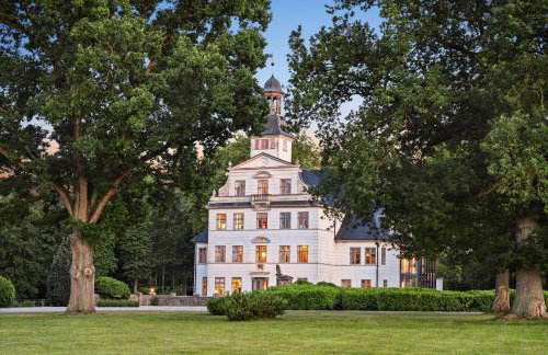 GUT KLETKAMP "Penthouse im Schloss" - Premium-Ferienwohnung mit 5 Schlafzimmern auf 400qm I Kamin I 2 Wohnzimmer I Garten & Terrasse I Wald- und Seeblick I Profi-Küche I 15 Min zur Ostsee I Parkplätze I WLAN - Foto 2