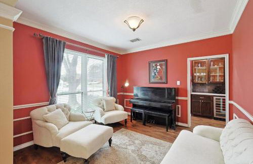 DFW Getaway - 4 Bedrooms Pool Oasis Media Room - Photo 4