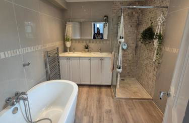 Bright 4 double bedroom victorian house - Photo 7