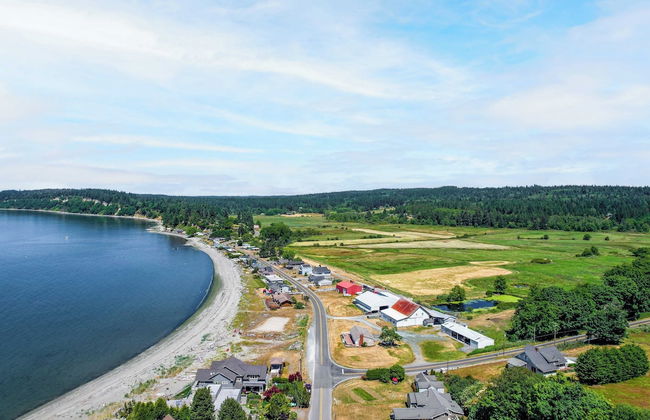 Private Beach Access + Water Views! Sleeps 18, Historic 6bdr Farmhouse w/ Deck - Foto 42