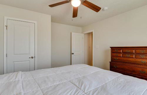 Spacious Home with Fireplace - Near Golf! - Foto 29