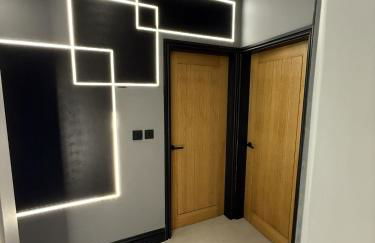 SK Stays Modern Luxury Home With Jacuzzi Bath & Cinema Room - Foto 21