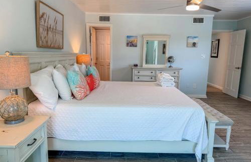 Spacious house- Deep Water Dock Pool Golf Cart Rental available - Foto 38