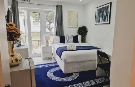 Stunning 1-bed Apartment in Harrow With Parking - Photo 9