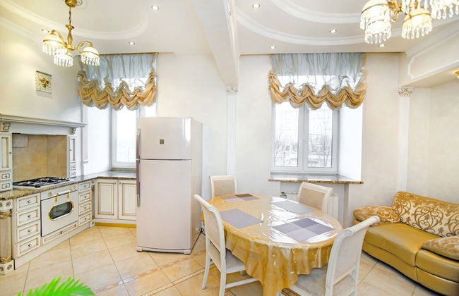 ApartExpo on Pobedy Square 1B - Foto 1