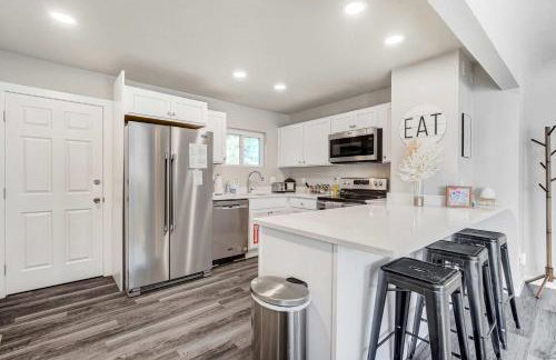 Newly Built 3BD Retreat w Mtn Views & Game Room - Foto 14