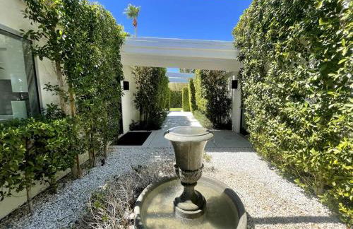 Palm Springs Luxury Home With Pool and Next to Downtown & Airport - Photo 15