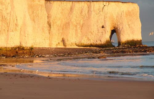 Broadstairs Beach Holiday Apartments, seafront stays opposite Kingsgate Bay with a parking space - Foto 4