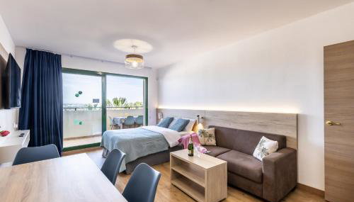 Palms & Pines Apartment, with a pool and marvellous sea view, 10 minutes to the beach - Foto 2