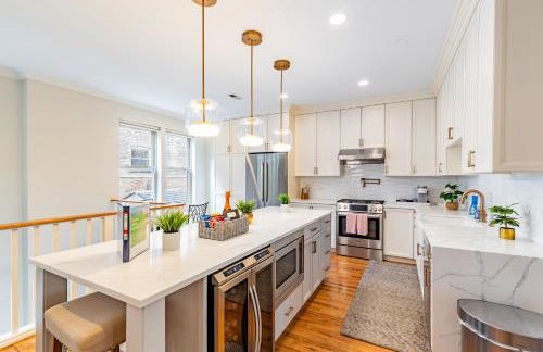 Windy City Getaway - 3BR 2BA Chicago Townhouse home - Photo 3