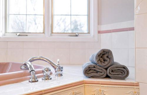 Secluded 9BR Getaway, Pool, Hot Tub & Huge Deck - Foto 28