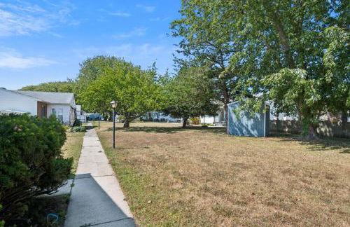 Cozy 2BR Condo - Beachside Bliss with Yard Space condo - Foto 31