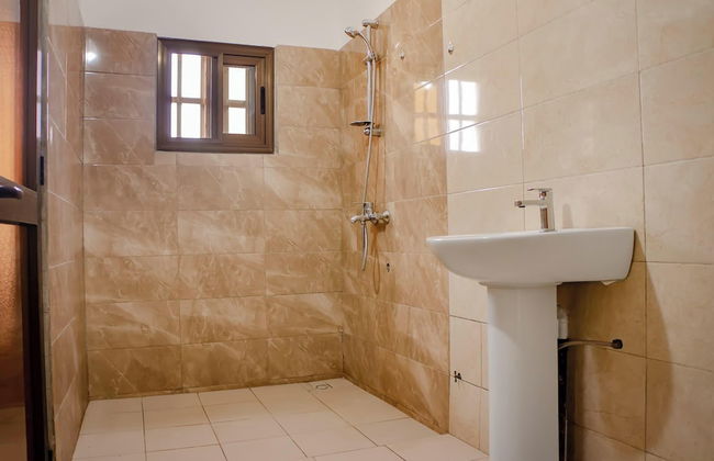 Lome City Apartment - 3 Bedrooms - Photo 11