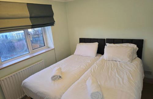 The Holbein Three bedroom home near tilgate park private parking and garden - Foto 7