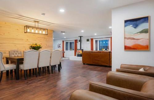 One of a Kind Home with HOT TUB Pool Table and Fire Pit 4 Miles to DT - Foto 22