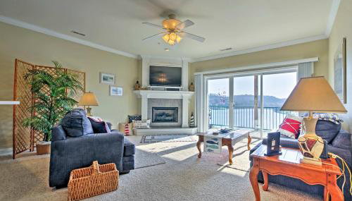 Balcony & Seasonal Pool: Lakefront Ozark Condo - Foto 1