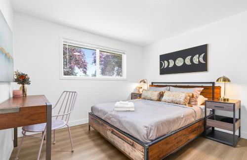 Family-Friendly 4BR Home with AC and Yard Near Airport - Foto 9