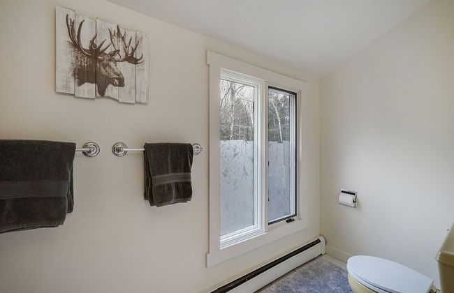 Killington Mountain Home! HotTub & 5 min to Skiing! 3 Bedroom Home by RedAwning - Foto 15