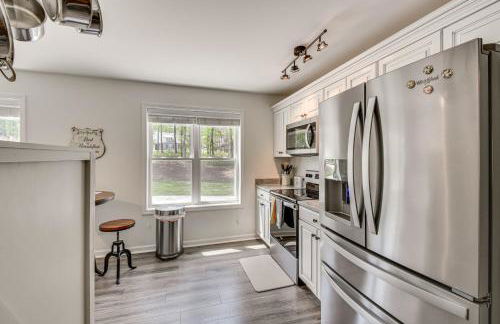 Waterfront Townville Home with Hot Tub and Dock! - Foto 8