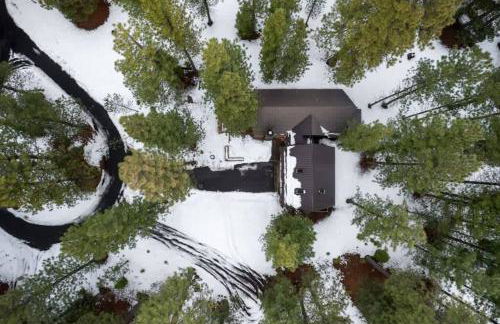 Spring Home 6 - Cozy 4BR Cabin in Black Butte Ranch w Fireplace - Foto 38