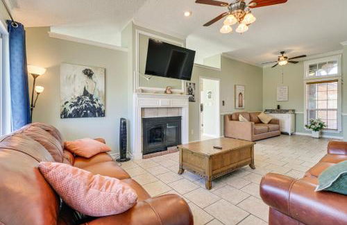 Hot Tub, Pool, and Fire Pit! Solar-Powered Hutto Gem - Foto 4