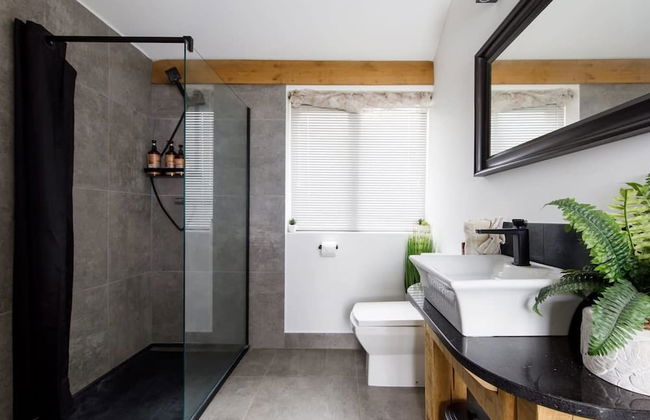 Rural Lodge Retreat With Hot Tub - Photo 7