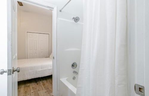 Newly Renovated Downtown Apartment in the Historic District, Quiet Street! - Photo 4