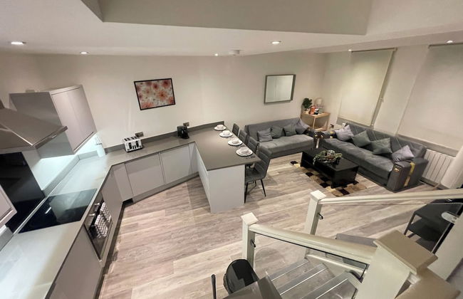 Modern Style in Nottingham City Center - Photo 5