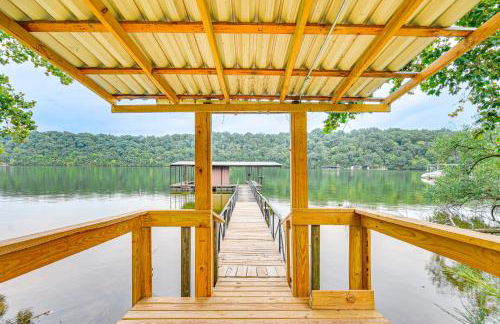 Cozy Cottage with Deck Walk to Lake of the Ozarks! - Foto 1