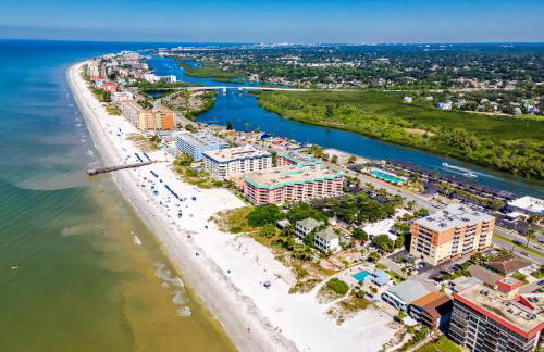 Redington Beach Retreat - Immaculate Beach Condo with Water Views, Pool, Hot Tub - Foto 16