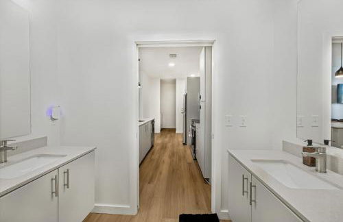New Downtown Luxury APT ' 2 King Beds, Free Parking, Fast Wi-Fi & Gym Access! - Foto 17