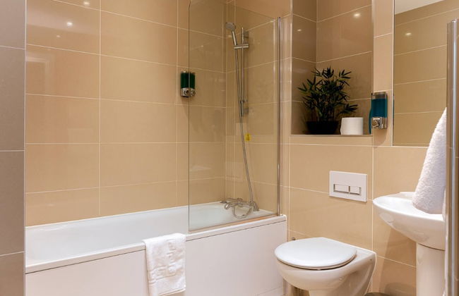 Skyvillion 1bed Enfield Flat W Balcony & Parking - Photo 7