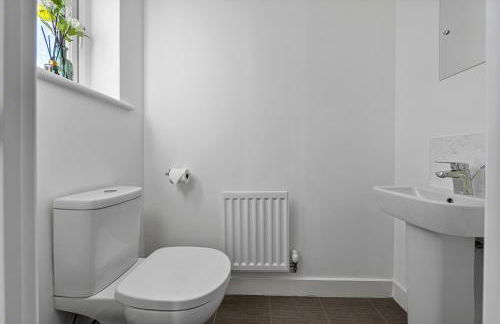 Stylish 4-Bedroom Townhouse with two large parking spaces and superfast Wi-Fi - Photo 33