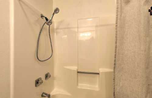 Downtown Red River Retreat with Mtn Views and Yard - Foto 18