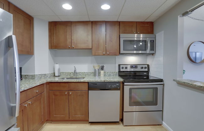Spacious Apartment at Pentagon City - Photo 18